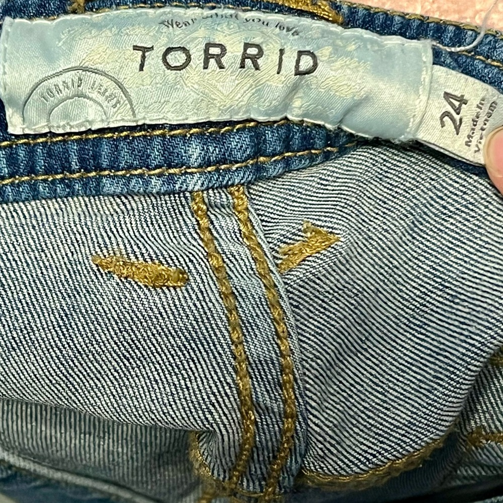 Torrid Light Wash Denim Overall Shorts - 24 - Picture 8 of 9